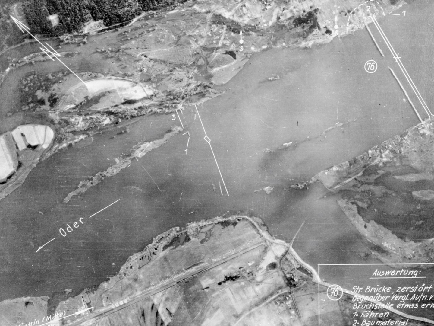 A black and white aerial photomap of a large river, with banks visible at the top and bottom of the image. The image is annotated with lines and numbers, and there is a block of German text at the bottom right corner.